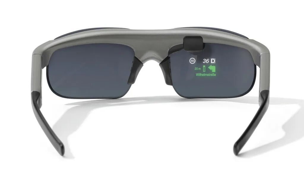 宝马推出摩托车智能眼镜ConnectedRide，可显示导航、速度等信息