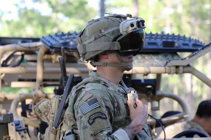 更薄、更轻，微软本月底向美国陆军交付改款 HoloLens 头显