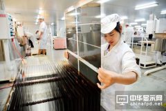 国内首片0.2mmTFT-LCD玻璃基板在成都中光电成功下线