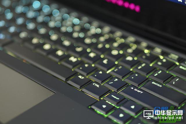 半吊子游戏迷玩新款外星人 OLED屏幕让体验提升好几档