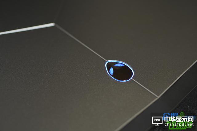 半吊子游戏迷玩新款外星人 OLED屏幕让体验提升好几档