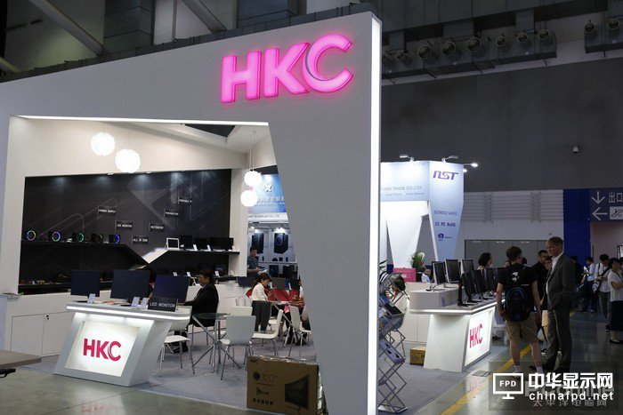 HKC展出主力电竞屏 还吸引到国外选手的到场