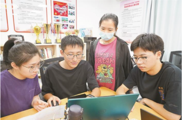 这支学生团队不简单！将柔性屏折叠寿命提升四倍 有望在今秋量产